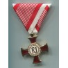 Croce dsbquo oro al merito Goldenes Verdienstkreuz con nastrino di guerra. Dimensioni 50x80 mm. Finitura dorata 24kt.