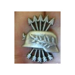 Little yoke with helmet badge of veterans of warFlechas plateadass in Spain