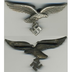 Aquila da cappello in metallo.