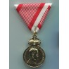 Bronzemedaille für militärische Verdienste mit Kriegsband. Adoptiert am 18. April 1917 mit dem Profil von Kaiser Karl. 32 mm