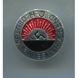 Emellierten HJ Abzeichen mit Durchmesser 23 mm. Vorn ist das Motto Deutsche Arbeiter Jugend gedruckt