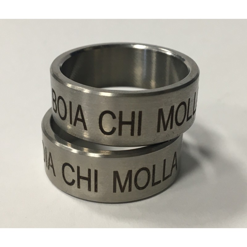 Anello in acciaio con incisione Boia chi molla Misure 18 mm 22 mm 26 mm 30 mm 34 mm Anello in acciaio con incisione Boia chi molla Misure 18 mm 22 mm 26 mm 30 mm 34 mm