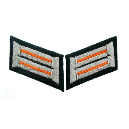 Heer officer collar tabs. Dark green background
