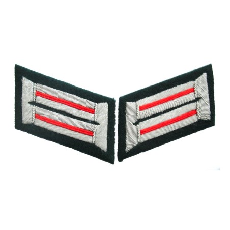 Heer artillery officer collar tabs. Dark green background