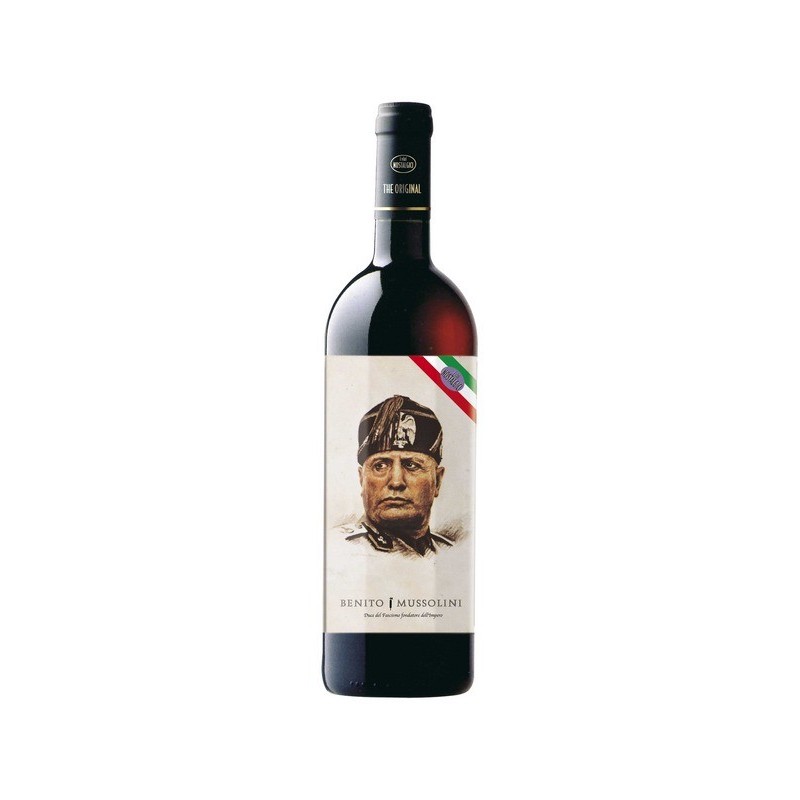 Benito Mussolini con fez